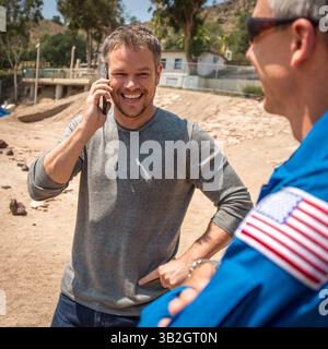 18 agosto 2015 - solo per l'uso in questa storia. Solo per uso editoriale. Niente stock, libri, pubblicità o merchandising senza il permesso del fotografo....l'attore Matt Damon, che interpreta l'astronauta della NASA Mark Watney nel film "The Martian", parla al telefono con gli astronauti della NASA Scott Kelly e Kjell Lindgren che sono a bordo della stazione spaziale Internazionale (ISS), mentre l'astronauta della NASA Drew Feustel guarda. Matt Damon promuove il film di Matt Martian con la NASA, California, America, 18 agosto 2015. chi interpreta l'astronauta della NASA Mark Watney nel film "il marziano", ha realizzato le sue impronte di mano in ce Foto Stock