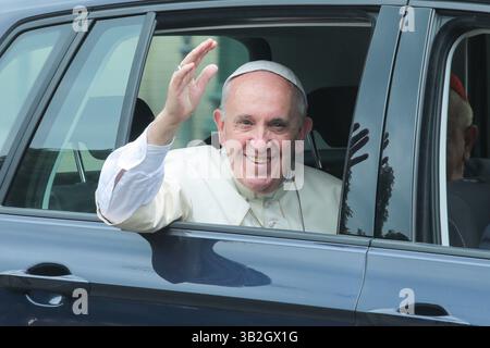 Cracovia, Polonia. 27 aprile 2025. Papa Francesco saluta le persone da un'auto durante la giornata Mondiale della Gioventù a Cracovia, in Polonia, il 28 luglio 2016. (Credit Image: © Beata Zawrzel/ZUMA Press Wire) SOLO PER USO EDITORIALE! Non per USO commerciale! Foto Stock