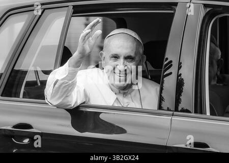 Cracovia, Polonia. 27 aprile 2025. (NOTA DELL'EDITORE: L'immagine è stata convertita in bianco e nero) Papa Francesco saluta le persone da un'auto durante la giornata Mondiale della Gioventù a Cracovia, in Polonia, il 28 luglio 2016. (Credit Image: © Beata Zawrzel/ZUMA Press Wire) SOLO PER USO EDITORIALE! Non per USO commerciale! Foto Stock