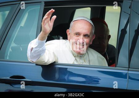 Cracovia, Polonia. 27 aprile 2025. Papa Francesco saluta le persone da un'auto durante la giornata Mondiale della Gioventù a Cracovia, in Polonia, il 28 luglio 2016. (Credit Image: © Beata Zawrzel/ZUMA Press Wire) SOLO PER USO EDITORIALE! Non per USO commerciale! Foto Stock