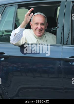 Cracovia, Polonia. 27 aprile 2025. Papa Francesco saluta le persone da un'auto durante la giornata Mondiale della Gioventù a Cracovia, in Polonia, il 28 luglio 2016. (Credit Image: © Beata Zawrzel/ZUMA Press Wire) SOLO PER USO EDITORIALE! Non per USO commerciale! Foto Stock