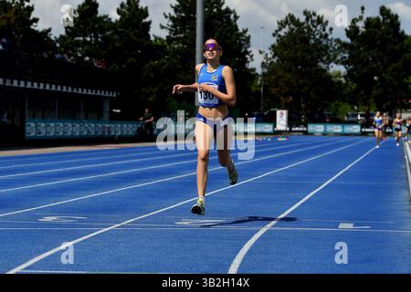 Busto Arsizio, Italia. 27 aprile 2025. Lydia Ghizzoni (CUS Pro Patria Milano) vincitrice della gara femminile U14 1000m durante Meeting Walk e Middle Distance Night, partita Internazionale di atletica leggera a Busto Arsizio, Italia, aprile 27 2025 Credit: Independent Photo Agency/Alamy Live News Foto Stock
