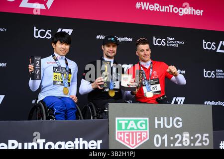 LONDRA, REGNO UNITO. 27 aprile 25. Da sinistra: Tomoki Suzuki (JPN, 2° posto), Marcel (sui, 1°) e Jetze (NED, 3° posto) alla presentazione del vincitore durante la TCS London Marathon 2025 al The Mall di domenica 27 aprile 2025 a LONDRA, REGNO UNITO. Crediti: Taka G Wu/Alamy Live News Foto Stock