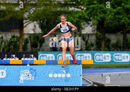 Busto Arsizio, Italia. 27 aprile 2025. Silvia Oggioni (CUS Pro Patria Milano) durante Meeting Walk and Middle Distance Night, International Athletics game a Busto Arsizio, Italia, aprile 27 2025 crediti: Independent Photo Agency/Alamy Live News Foto Stock