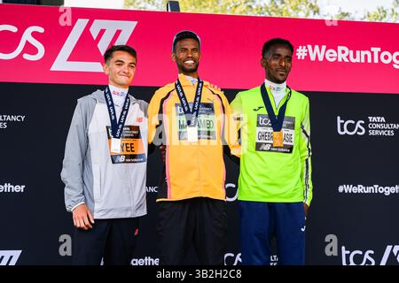 LONDRA, REGNO UNITO. 27 aprile 25. Da sinistra: Alex Yes (GBR, 2° posto), Mahamed Mahamed (GBR, 1° posto) e Weeny Gherresilase (GBR, 3° posto) alla presentazione del vincitore della UK Athletics Marathon Champion durante la TCS London Marathon 2025 al The Mall domenica 27 aprile 2025 a LONDRA, REGNO UNITO. Crediti: Taka G Wu/Alamy Live News Foto Stock
