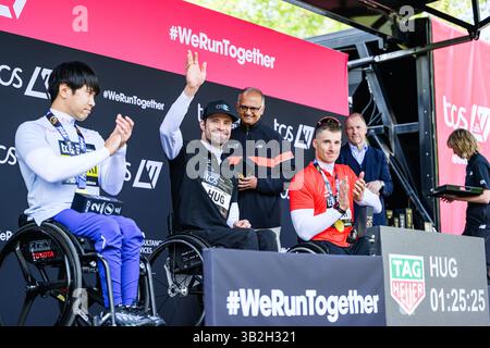 LONDRA, REGNO UNITO. 27 aprile 25. Da sinistra: Tomoki Suzuki (JPN, 2° posto), Marcel (sui, 1°) e Jetze (NED, 3° posto) alla presentazione del vincitore durante la TCS London Marathon 2025 al The Mall di domenica 27 aprile 2025 a LONDRA, REGNO UNITO. Crediti: Taka G Wu/Alamy Live News Foto Stock