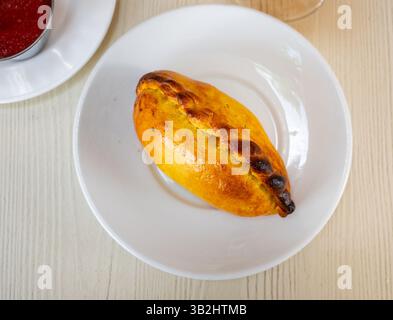 Vista della gustosa empanada con formaggio e jamon. Piatto tradizionale latino-americano Foto Stock