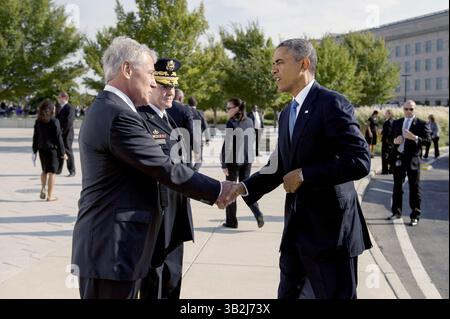 11 settembre 2014 - Arlington, Virginia, Stati Uniti d'America - il presidente degli Stati Uniti Barack Obama saluta il segretario alla difesa Chuck Hagel e il presidente dei capi congiunti generale Martin Dempsey dopo essere arrivato per la commemorazione dell'anniversario degli attacchi terroristici del 9/11 al Pentagono dell'11 settembre 2014 ad Arlington, Virginia. (Immagine di credito: © Msgt. Adrian Cadiz/Planet Pix tramite cavo ZUMA) Foto Stock