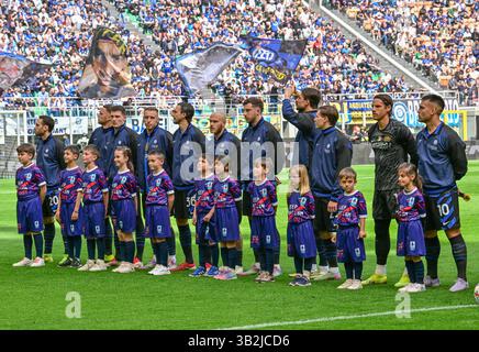 Milano, Italia. 27 aprile 2025. I giocatori dell'Inter si schierano per la partita di serie A tra Inter e AS Roma al Giuseppe Meazza di Milano. Credito: Gonzales Photo/Alamy Live News Foto Stock