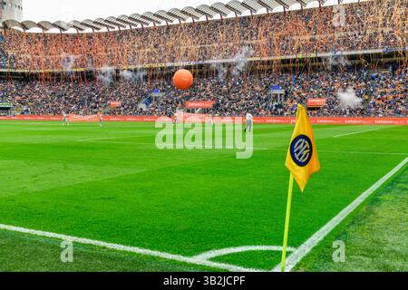 Milano, Italia. 27 aprile 2025. Gli appassionati di calcio dell'Inter visti sugli stand della partita di serie A tra Inter e AS Roma al Giuseppe Meazza di Milano. Credito: Gonzales Photo/Alamy Live News Foto Stock