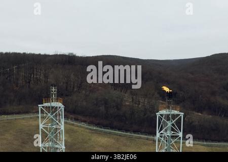Due torce del sistema di combustione del gas alla stazione del compressore del gas Foto Stock
