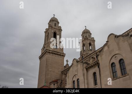 Esterno della cattedrale di Santa Cecilia, la chiesa cattedrale dell'arcidiocesi di Omaha, Nebraska, USA, sotto un cielo nuvoloso in primavera. Foto Stock