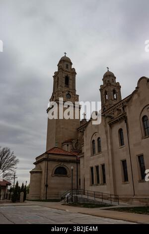 Esterno della cattedrale di Santa Cecilia, la chiesa cattedrale dell'arcidiocesi di Omaha, Nebraska, USA, sotto un cielo nuvoloso in primavera. Foto Stock