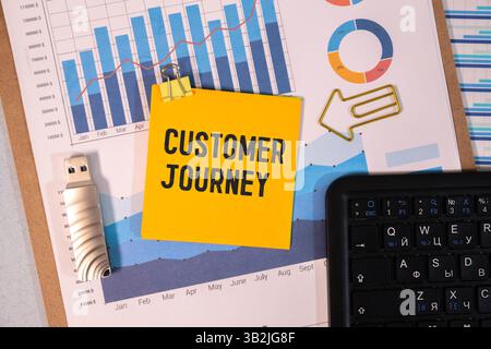 Gestione dei dati CRM, concetto di fidelizzazione dei clienti. Il concetto di business dell'informazione. Il testo DEL COINVOLGIMENTO del cliente è scritto su un adesivo giallo. Foto Stock