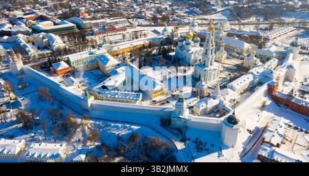 Vista dal drone della Trinity-Sergius Lavra e quartieri residenziali della città di Sergiev Posad. Foto Stock