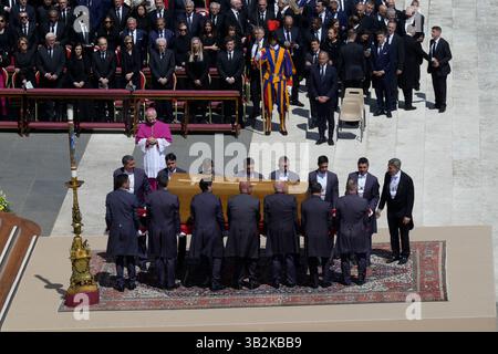 Vaticano, Vaticano. 26 aprile 2025. Dopo che la bara contenente il corpo di Papa Francesco è stata esposta ai fedeli, la bara lascia la basilica di San Pietro. Credito: SOPA Images Limited/Alamy Live News Foto Stock