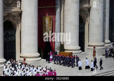 Vaticano, Vaticano. 26 aprile 2025. Dopo che la bara contenente il corpo di Papa Francesco è stata esposta ai fedeli, la bara lascia la basilica di San Pietro. Credito: SOPA Images Limited/Alamy Live News Foto Stock