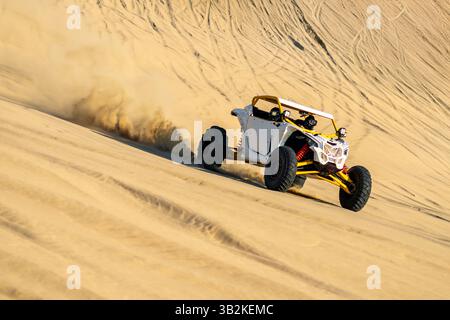 Doha, Qatar: Buggy off Road tra le dune di sabbia del deserto del Qatar. Foto Stock