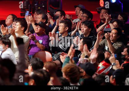 Tokyo, Giappone. 27 aprile 2025. I fan giapponesi sono visti durante l'evento Lucha Fiesta alla Sumo Arena di Tokyo. I lottatori professionisti giapponesi si affrontarono contro giocatori stranieri (principalmente messicani) durante nove partite. (Credit Image: © Rodrigo Reyes Marin/ZUMA Press Wire) SOLO PER USO EDITORIALE! Non per USO commerciale! Foto Stock