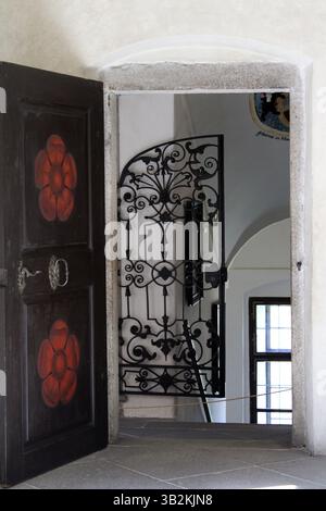 Una griglia in ferro battuto nel castello di Cesky Krumlov Foto Stock