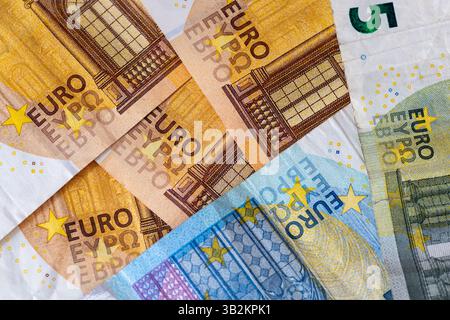 La parola Euro in diverse lingue europee, come stampata sulle banconote in euro dell'Unione europea. Foto Stock