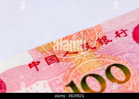 Londra. REGNO UNITO- 04.27.2025. Le parole cinesi The People's Bank of China stampate su una banconota da 100 Yuan della Repubblica Popolare Cinese. Foto Stock