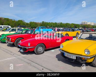 Monaco, Germania. 27 aprile 2025. Diverse cabriolet Triumph Spitfire e altre auto d'epoca sono in mostra durante l'incontro organizzato dall'Automobil Club Munchen (ACM) a Theresienwiese a Monaco di Baviera, Baviera, alta Baviera, Germania, il 27 aprile, 2025. la mostra presenta una variegata varietà di veicoli d'epoca ammirati da appassionati e visitatori. (Foto di Michael Nguyen/NurPhoto) credito: NurPhoto SRL/Alamy Live News Foto Stock