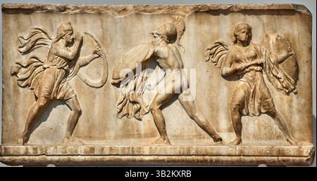7561. Rilievo greco raffigurante le Amazzoni combattenti, una battaglia mitologica tra gli antichi Greci e le Amazzoni, una nazione di guerrieri tutte femminili. Hel Foto Stock