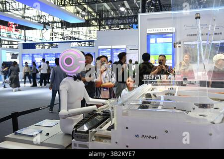 Un robot suona il piano. Hefei, Cina. 26 aprile 2025. La terza fiera cinese (Anhui) per la trasformazione dei risultati dell'innovazione scientifica e tecnologica prende il via a Hefei, capitale della provincia di Anhui nella Cina orientale, il 26 aprile 2025. Credito: Han Suyuan/China News Service/Alamy Live News Foto Stock