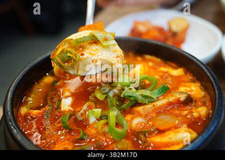 Sundubu jjigae Un delizioso e piccante stufato coreano di tofu Foto Stock