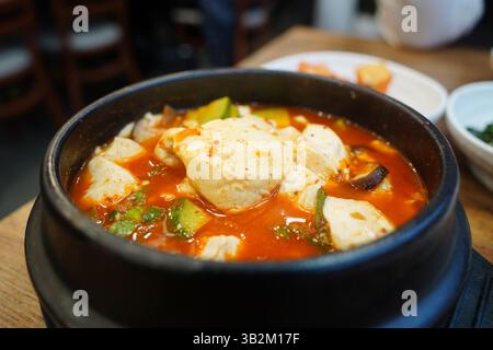 Sundubu jjigae Un delizioso e piccante stufato coreano di tofu Foto Stock