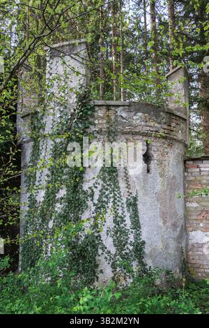 una storica torre di avvistamento costruita in pietra naturale, integrata in un vecchio monastero. La costruzione medievale, le superfici intemprate, e io Foto Stock