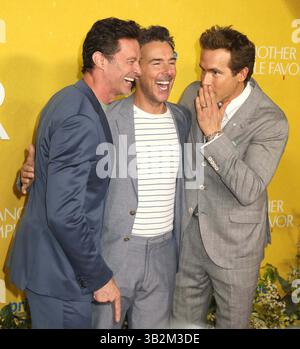 27 aprile 2025, New York, New York, USA: Gli attori HUGH JACKMAN, il regista SHAWN LEVY e RYAN REYNOLDS hanno visto alla proiezione speciale di â€˜Another Simple Favorâ€™ tenutasi al Jazz al Lincoln Center. (Credit Image: © Nancy Kaszerman/ZUMA Press Wire) SOLO PER USO EDITORIALE! Non per USO commerciale! Foto Stock