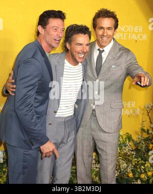 27 aprile 2025, New York, New York, USA: Gli attori HUGH JACKMAN, il regista SHAWN LEVY e RYAN REYNOLDS hanno visto alla proiezione speciale di â€˜Another Simple Favorâ€™ tenutasi al Jazz al Lincoln Center. (Credit Image: © Nancy Kaszerman/ZUMA Press Wire) SOLO PER USO EDITORIALE! Non per USO commerciale! Foto Stock