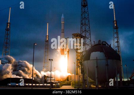 6 dicembre 2015 - Cape Canaveral, Florida, Stati Uniti - la navicella cargo Cygnus di Orbital ATK lancia a bordo del razzo Atlas V della United Launch Alliance domenica alle 16:44:56 EST dallo Space Launch Complex 41 a Cape Canaveral. La missione consegnerà esperimenti, attrezzature e rifornimenti al laboratorio orbitante e al suo equipaggio di sei persone di astronauti e cosmonauti a bordo della stazione spaziale Internazionale. Il Cygnus potenziato trasporta più di 7.000 kg di materiali che sosterranno direttamente decine di indagini di ricerca che si svolgono nell'ambiente unico della stazione insieme alle attrezzature f Foto Stock