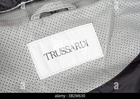 Limassol, Cipro, 22 gennaio 2025: Primo piano del logo Trussardi. Logo Trussardi su giacca in pelle. Logo Trussardi sull'etichetta dell'abbigliamento. Foto Stock