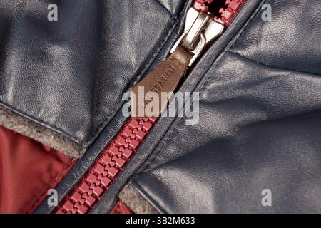 Limassol, Cipro, 22 gennaio 2025: Primo piano del logo Trussardi. Logo Trussardi su giacca in pelle. Logo Trussardi sull'etichetta dell'abbigliamento. Foto Stock