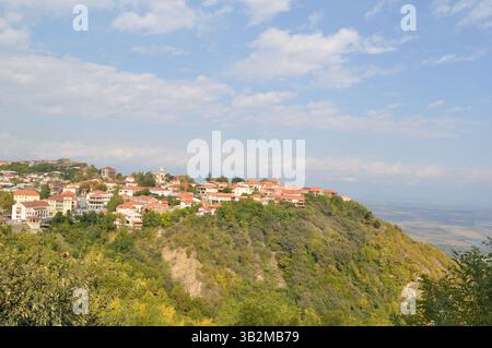 Vista pittoresca di Sighnaghi, la città dell'amore a Kakheti, Georgia, con tetti storici, torre della chiesa e paesaggio del Caucaso Foto Stock