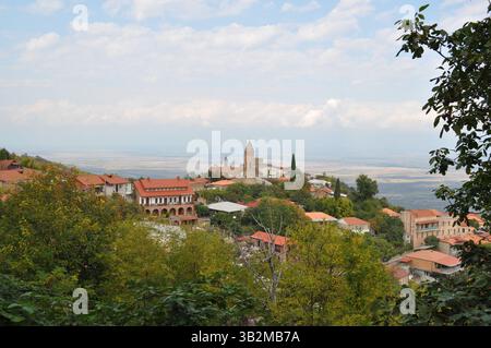 Vista pittoresca di Sighnaghi, la città dell'amore a Kakheti, Georgia, con tetti storici, torre della chiesa e paesaggio del Caucaso Foto Stock