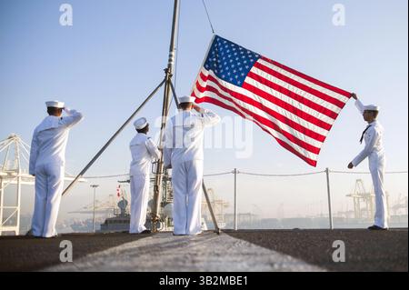 25 gennaio 2014 - Jebel Ali, Emirati Arabi Uniti - i marinai della US Navy alzano la bandiera americana durante i colori del mattino a bordo della portaerei USS Harry S. Truman 25 gennaio 2014 a Jebel Ali, Emirati Arabi Uniti. (Immagine di credito: © Mcs3 Karl Anderson/Planet Pix via ZUMA Wire) Foto Stock