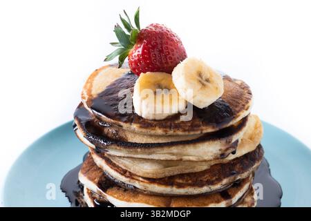 Pancake con cioccolato e frutta isolati su sfondo bianco Foto Stock
