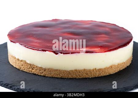 Fetta di cheesecake con fragole isolate su sfondo bianco Foto Stock