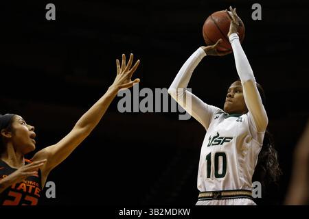20 dicembre 2015 - Tampa, Florida, Stati Uniti - LOREN ELLIOTT | Times. La guardia dei South Florida Bulls Courtney Williams (10) spara un saltatore mentre la guardia delle Oklahoma State Cowgirls Brittney Martin (22) difende durante una partita tra i South Florida Bulls e le Oklahoma State Cowgirls al Sun Dome di Tampa, Flag., domenica 20 dicembre 2015. (Immagine di credito: © Loren Elliott/Tampa Bay Times via ZUMA Wire) Foto Stock