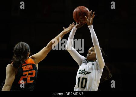 20 dicembre 2015 - Tampa, Florida, Stati Uniti - la guardia dei South Florida Bulls Courtney Williams (10) spara un maglione mentre la guardia delle Oklahoma State Cowgirls Brittney Martin (22) difende durante una partita tra i South Florida Bulls e gli Oklahoma State Cowgirls al Sun Dome. (Immagine di credito: © Loren Elliott/Tampa Bay Times via ZUMA Wire) Foto Stock