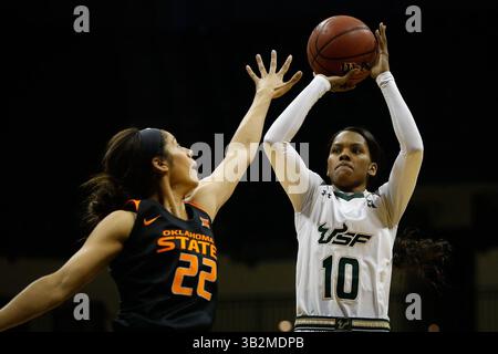 20 dicembre 2015 - Tampa, Florida, Stati Uniti - LOREN ELLIOTT | Times. La guardia dei South Florida Bulls Courtney Williams (10) spara un saltatore mentre la guardia delle Oklahoma State Cowgirls Brittney Martin (22) difende durante una partita tra i South Florida Bulls e le Oklahoma State Cowgirls al Sun Dome di Tampa, Flag., domenica 20 dicembre 2015. (Immagine di credito: © Loren Elliott/Tampa Bay Times via ZUMA Wire) Foto Stock