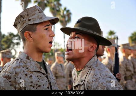21 ottobre 2013 - San Diego, California, Stati Uniti - Un istruttore di esercitazione del corpo dei Marines degli Stati Uniti urla a una recluta durante l'ispezione il 21 ottobre 2013 a San Diego, CA. (Immagine di credito: © Lance Cpl. Jericho W. Crutcher/Planet Pix via ZUMA Wire) Foto Stock