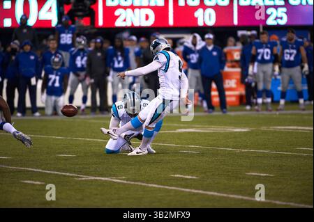 20 dicembre 2015 - East Rutherford, New Jersey, Stati Uniti - il kicker dei Panthers Graham Gano (9) calciò il Field goal vincente con quattro secondi di regolazione nel secondo tempo durante l'azione NFL tra i Carolina Panthers e i New York Giants al MetLife Stadium di East Rutherford, New Jersey. I Panthers sconfissero i Giants 38-35. Duncan Williams/CSM(immagine di credito: © Duncan Williams/CSM via ZUMA Wire) Foto Stock