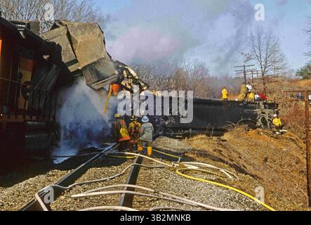 19 agosto 2015 - Hyattstown, Maryland, Stati Uniti d'America - Hyattstown, Maryland. 1978.Montgomery County, Maryland, i primi soccorritori rimuovono un ingegnere ferito dal treno deragliato che ha preso fuoco e lo trasportano su un elicottero in attesa della polizia di stato del Maryland per il volo al centro traumatologico ospedaliero. . Crediti: Mark Reinstein (immagine di credito: © Mark Reinstein tramite ZUMA Wire) Foto Stock