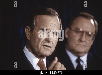 Novembre 1987 - Chicago, Illinois, Stati Uniti - l'ex presidente GEORGE H.W. BUSH alla tappa della campagna elettorale a Chicago con il governatore repubblicano James Thompson. (Immagine di credito: © Mark Reinstein/ZUMA Wire) Foto Stock