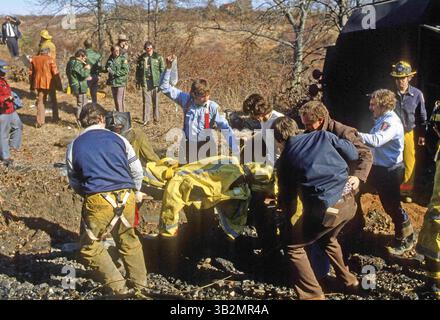 19 agosto 2015 - Hyattstown, Maryland, Stati Uniti d'America - Hyattstown, Maryland. 1978.Montgomery County, Maryland, i primi soccorritori rimuovono un ingegnere ferito dal treno deragliato che ha preso fuoco e lo trasportano su un elicottero in attesa della polizia di stato del Maryland per il volo al centro traumatologico ospedaliero. . Crediti: Mark Reinstein (immagine di credito: © Mark Reinstein tramite ZUMA Wire) Foto Stock